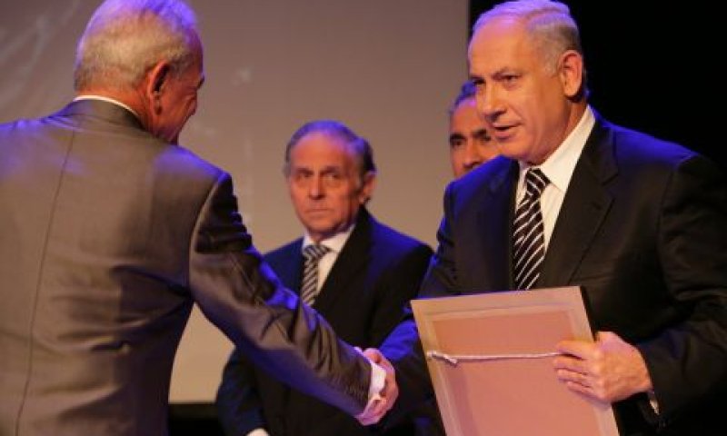 נתניהו מעניק פרס ליאיר ורדי [צילום: יח"צ]