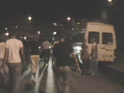 מפגינים ערבים חוסמים את דרכה של מכונית ראש העיר לנקרי [צילום: באדיבות אתר עכונט]