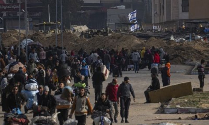 עקורים פלשתינים בח'אן יונס [צילום: פטימה שבאיר/AP]