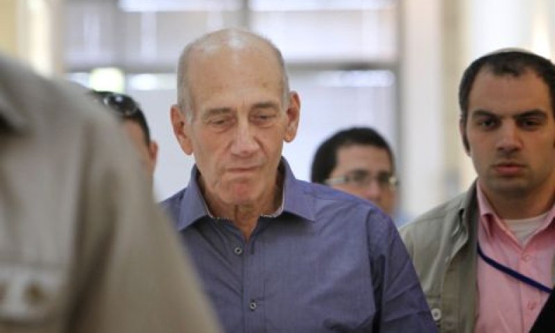 אולמרט בכניסתו לאולם [צילום: פלאש 90]