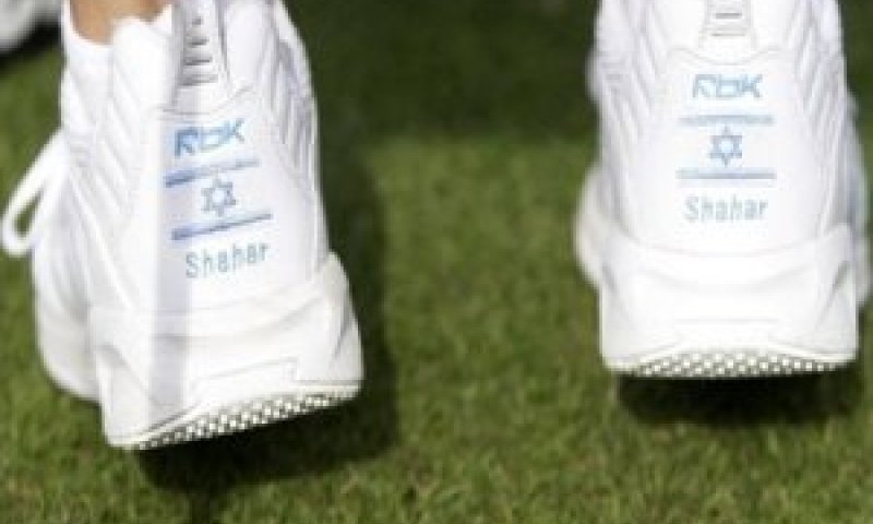 נעליים עם דגל ישראל של שחר פאר [צילום: AP]