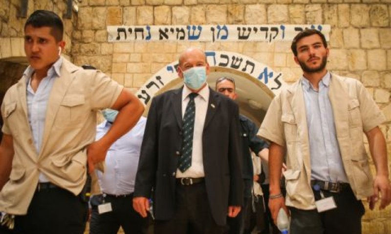 המבקר אנגלמן בסיור במירון [צילום: דוד כהן/פלאש 90]
