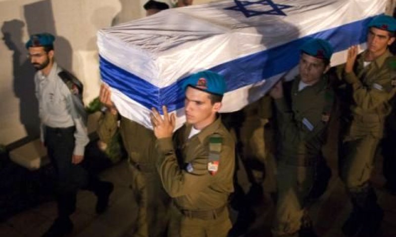 ארונו של רב"ט נתנאל יהלומי מובל למנוחות [צילום: פלאש 90]