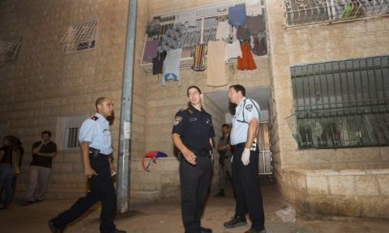 שוטרים בזירת הרצח [צילום: פלאש 90]