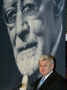 פישר מקבל פרס מיהודי גרמניה [AP]