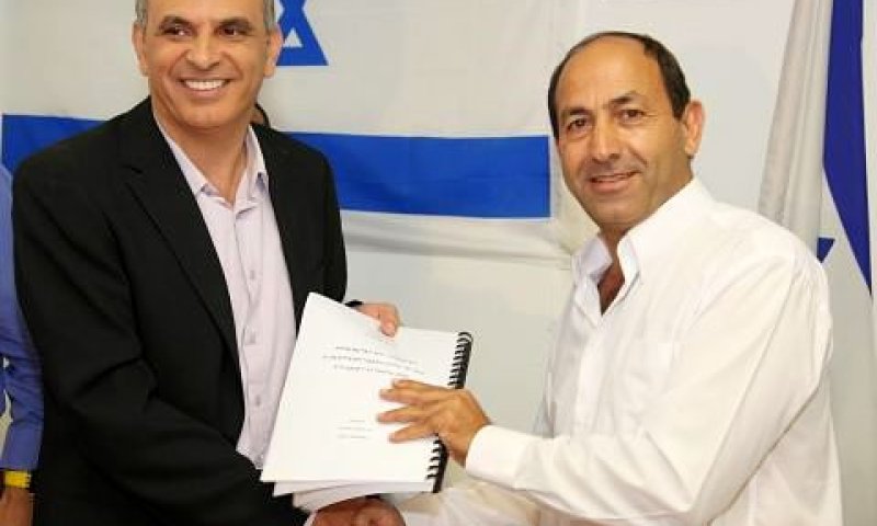 לוי מקבל רישיון מכחלון. האם יצליח להוזיל את המחירים כמו שהצליח ברשתות השיווק? [צילום: ששון תירם]