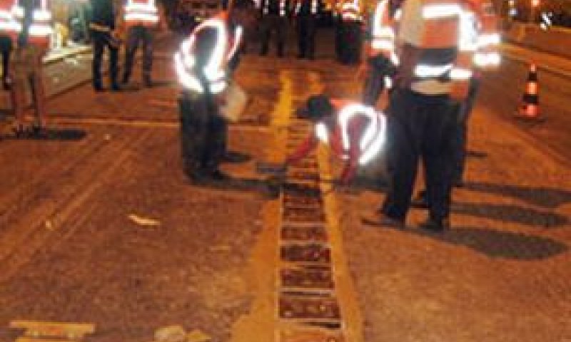 אנשי החברה מתקינים את המערכות בכביש 4, השבוע [צילום: אינוואטק]