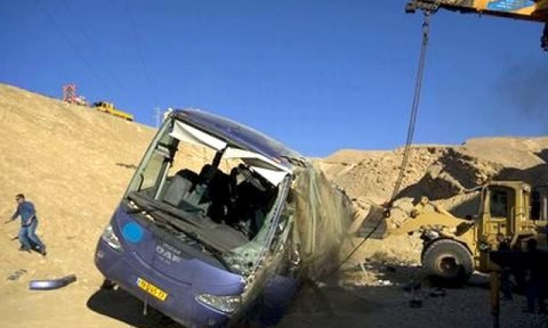 האוטובוס הפגוע מפונה מזירת התאונה [צילום: AP]