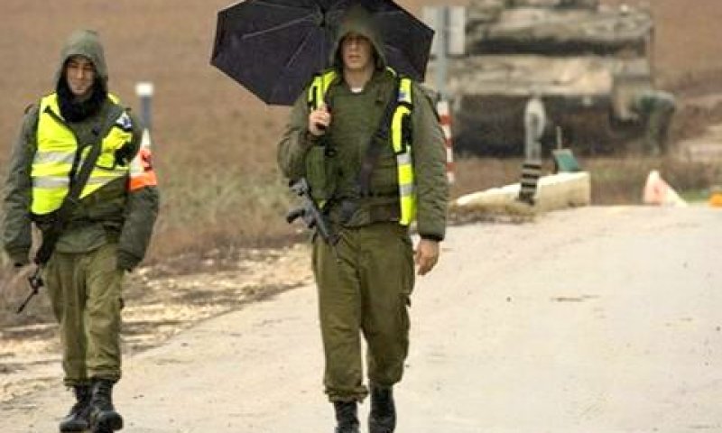חיילי משטרה צבאית בגבול רצועת עזה וברקע טנק [AP]