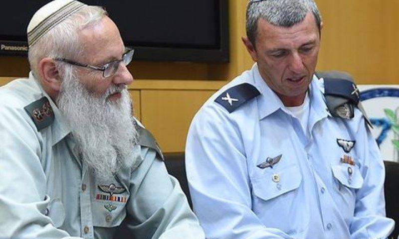 הרבנים פרץ וקרים. זה שהולך וזה שבא [צילום: דיאנה חננשווילי/משרד הביטחון]