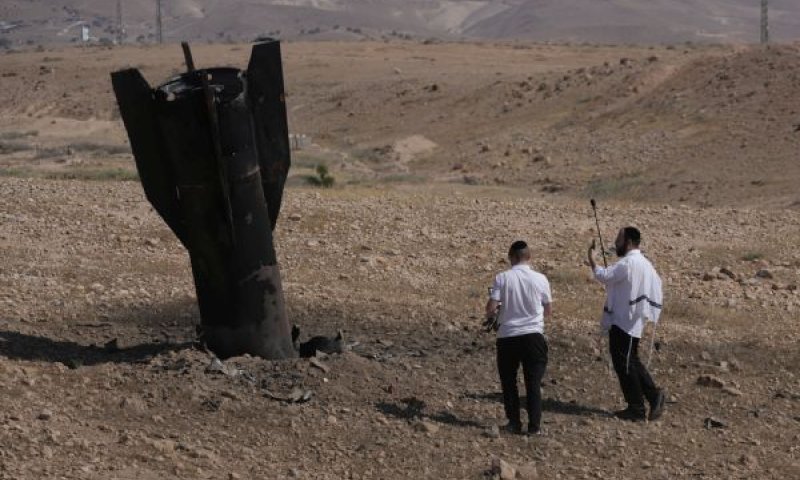 ישראלים בוחנים שברי טיל אירני [צילום: מחמוד עליאן/AP]