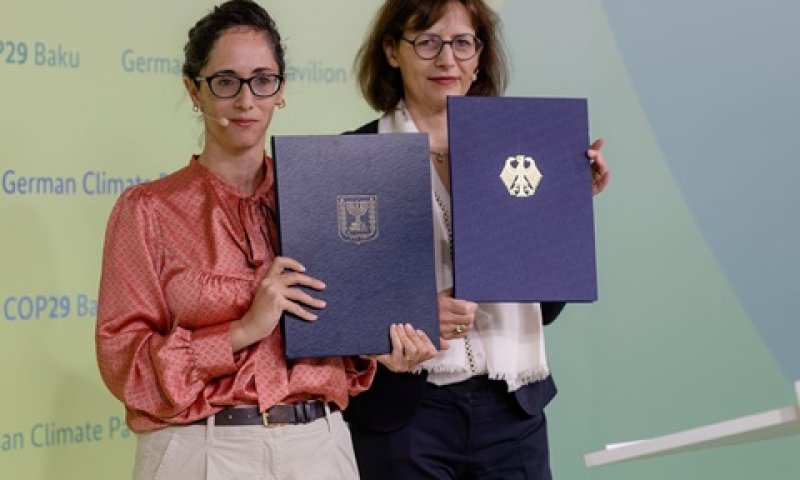 אן יאקובס שלייטהוף וכנרת דהן גרנית [צילום: VarYox/Israel MFA]