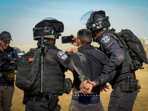 שוטרים עוצרים בדואי בהפגנות בינואר 2022 [צילום: פלאש 90]