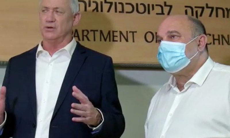 גנץ ומנהל המכון הביולוגי, פרופ' שפירא [צילום: משרד הביטחון]