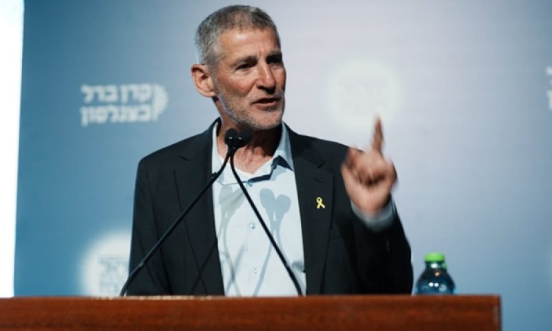 גולן. "כולם צריכים להיכנס מתחת לאלונקה" [צילום: אלעד מלכה, קרן ברל כצנלסון]