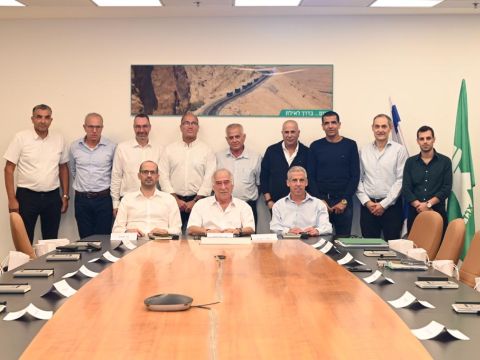 מימין לשמאל - (עומדים): דן יורן, גיל דויטש, זוהר, רונן חליפה, איציק ביטני, חן סנדר, ירון רביד, רוני בירם, יעקב ואחניש (יו״ר ועד העובדים). יושבים: גלעד ריקלין, אבי פרידמן, ד״ר נבות בר [צילום: מורג ביטן]