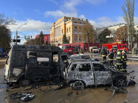 פגיעה במרכז קייב. מכוניות ניזוקו [צילום: AP/אדם שרק]