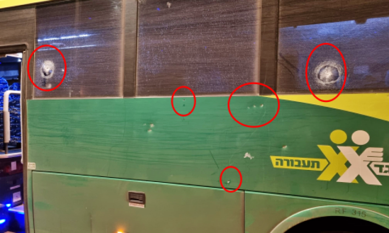 פגיעות הירי באוטובוס, הלילה [צילום: ביטחון בנימין]