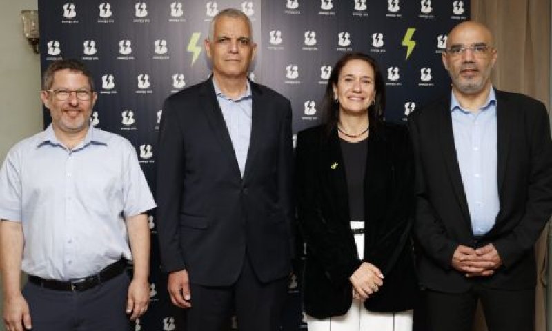 ניר דוד מנכ״ל בזק, טלי פולג סמנכ״ל שיווק בזק, יואב הר אבן מנכ״ל פאוורג׳ן והראל בלינדה מנכ״ל בזק-ג׳ן [צילום: אלון רון]