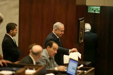 הפתק של נתניהו בהצבעה [צילום: פלאש 90]