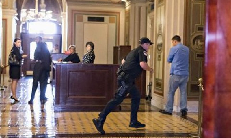 שוטר רץ בקפיטול [צילום: AP]