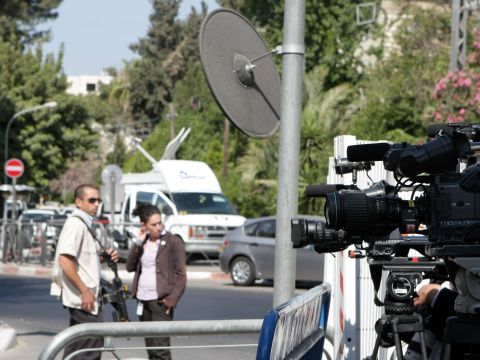 עיתונאים וצלמים ליד מעונו של ראש הממשלה ממתינים לחוקרים [צילום: פלאש 90]
