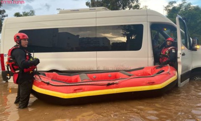סירת הגומי שסייעה בחילוץ [צילום: דוברות כבאות והצלה מחוז חוף]