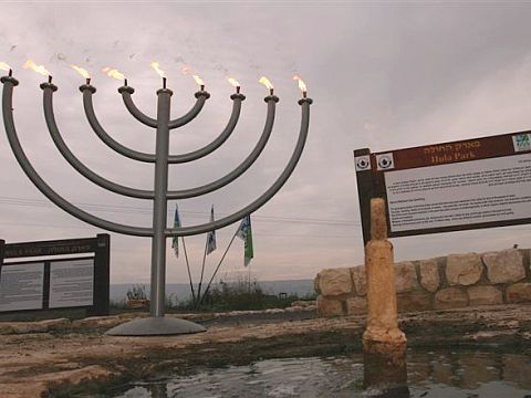 הדלקת חנוכיה באגמון החולה [צילום: יח"צ]