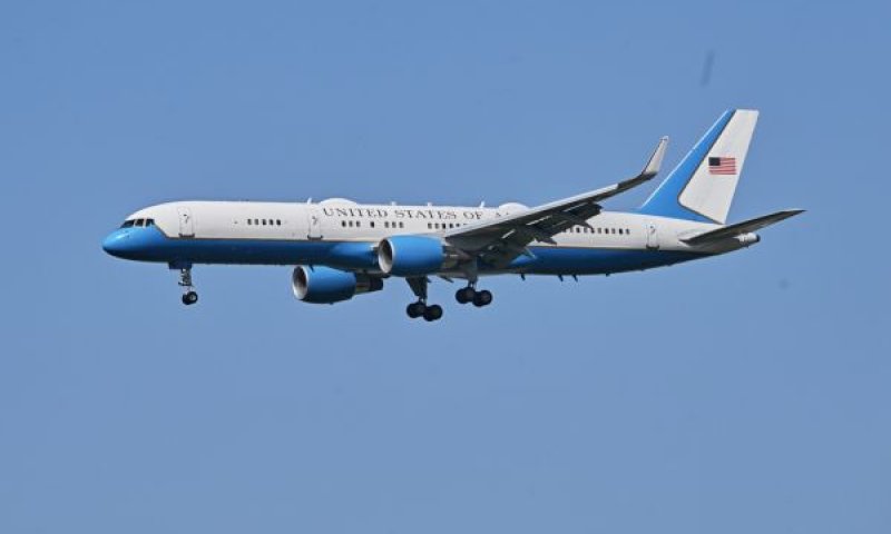 בואינג C-32 של ארה"ב מתקרב לנחיתה בפקיסטן לקראת סבב השיחות השני [צילום: אחסן שהזאד/AP]