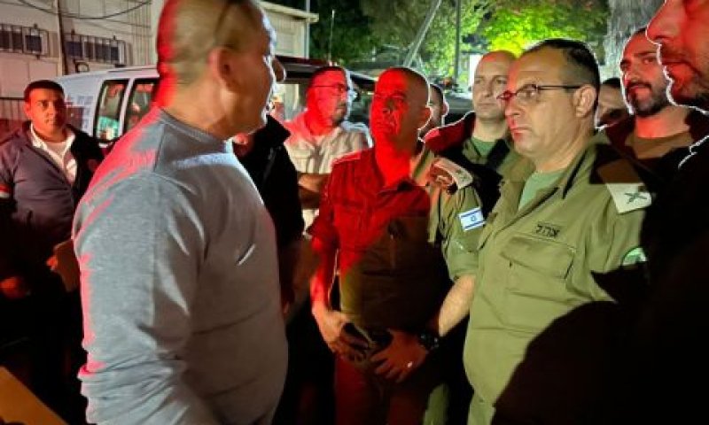 משפחת פרו עם מתאם פעולות הממשלה בשטחים, אלוף רסאן עליאן, וראש המנהל האזרחי, תת אלוף פארס עטילה במת״ק ג'נין [צילום: דוברות מתפ"ש]