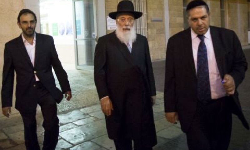 הרב עמאר יוצא מביה"ח. קרב הירושה החל [צילום: פלאש 90]