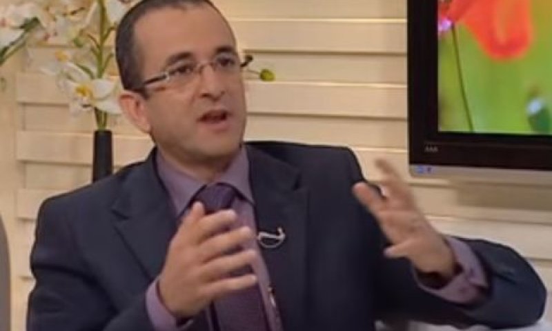 דניאל. מגאפון מול הבית [צילום: מן הטלוויזיה]