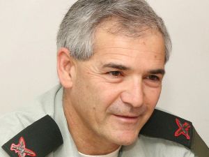 בקרוב מפקד זרוע היבשה. אלוף אבי מזרחי