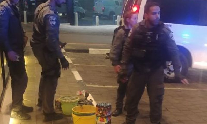 שוטרים והשלל שנתפס [צילום: דוברות המשטרה]
