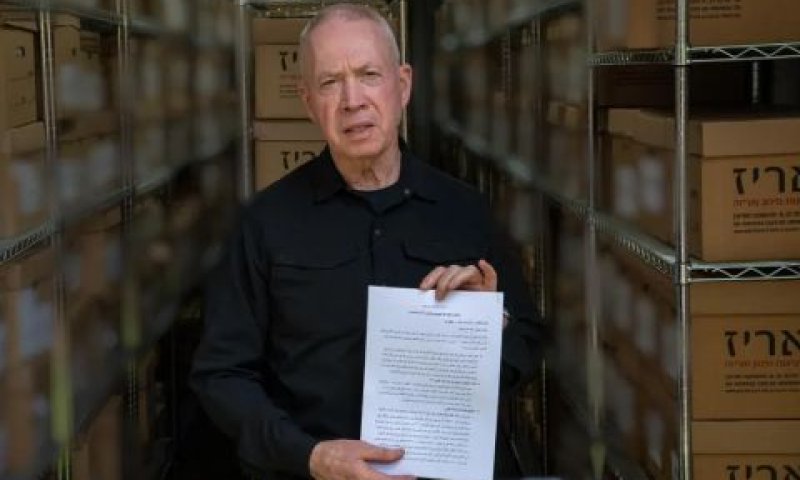 יואב גלנט בביקור בחיל המודיעין עם המסמך של ראפע סלאמה [צילום: אלעד מלכה]