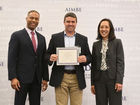 פרופ' אבי שרודר עם נשיאת AIMBE ג'ויס וונג והיו"ר גילרמו אמיר בטקס [צילום: באדיבות AIMBE]