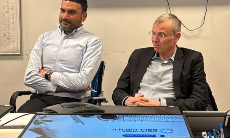 שר העבודה ומנכ"ל משרדו
