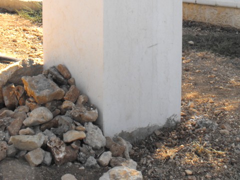 ההקדשה החדשה חוברה לקרקע בבטון