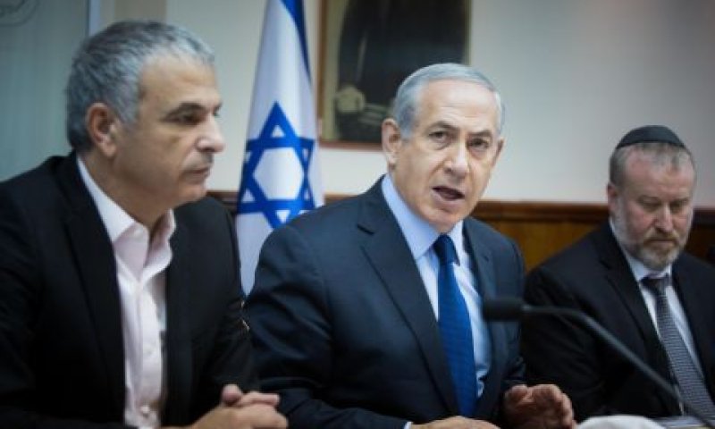 נתניהו וכחלון [צילום: יונתן זינדל / פלאש 90]
