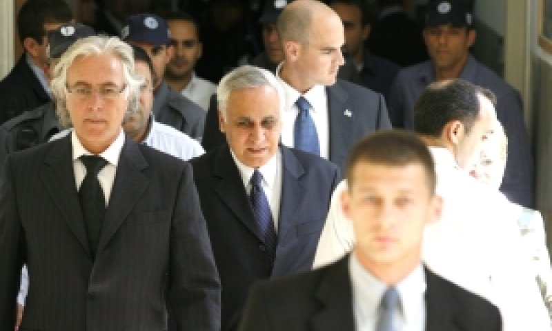 משה קצב וגילה מגיעים לבית המשפט [צילום: פלאש 90]