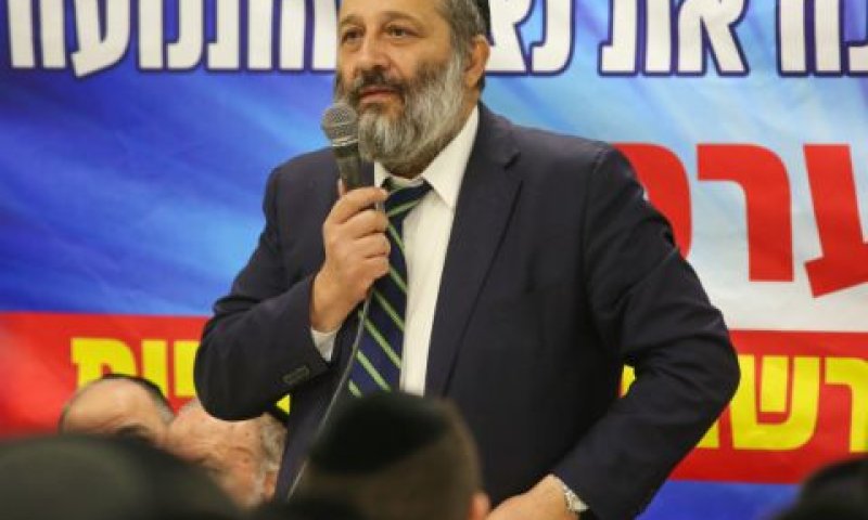 דרעי. אכיפת המנוחה השבועית נפגעה [צילום: יעקב לדרמן/פלאש 90]