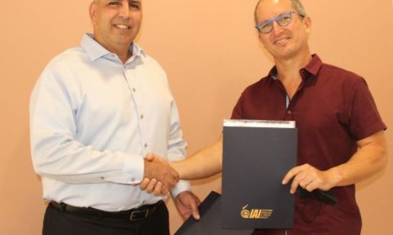 דיקן הפקולטה להנדסת אווירונוטיקה וחלל פרופ' טל שימא (מימין) עם מנהל מפעל חלל בתעשייה האווירית שלומי סודרי [צילום: מרק גולדמן, דוברות הטכניון]