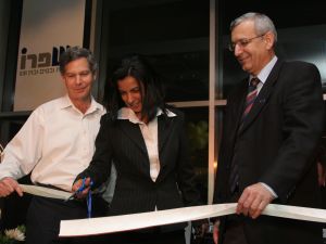 גזרת הסרט; סגי איתן (אמצע) ויוסף פרייברון (שמאל)