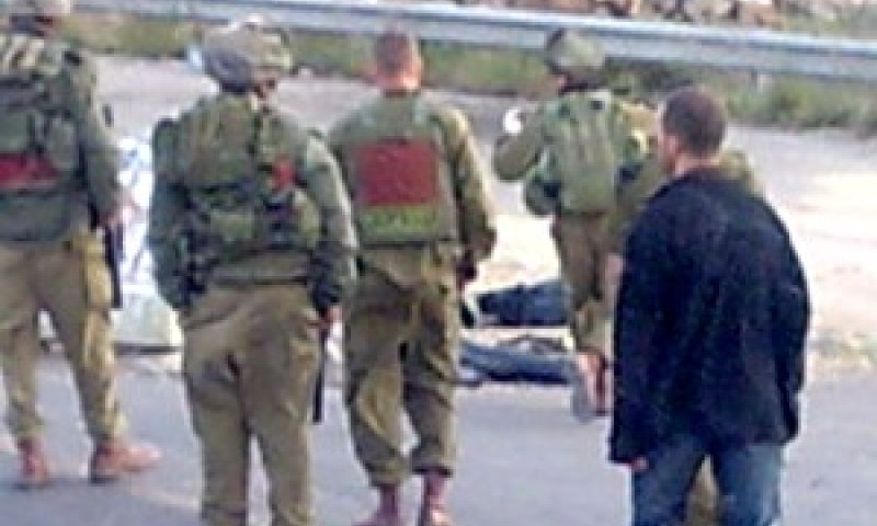 כוחות צה"ל בוחנים את גופת המחבל [צילום: קרן אברהם]