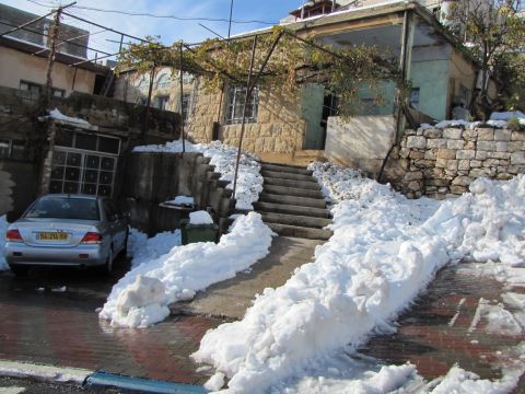 מדרגות גישה לבית במג'דל שמס [צילום: שמרית טסה]