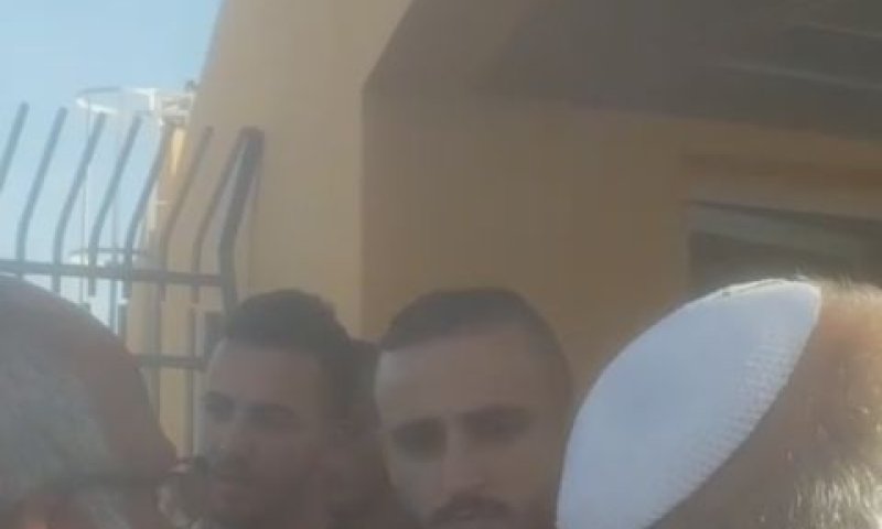 העובדים בשערי המפעל