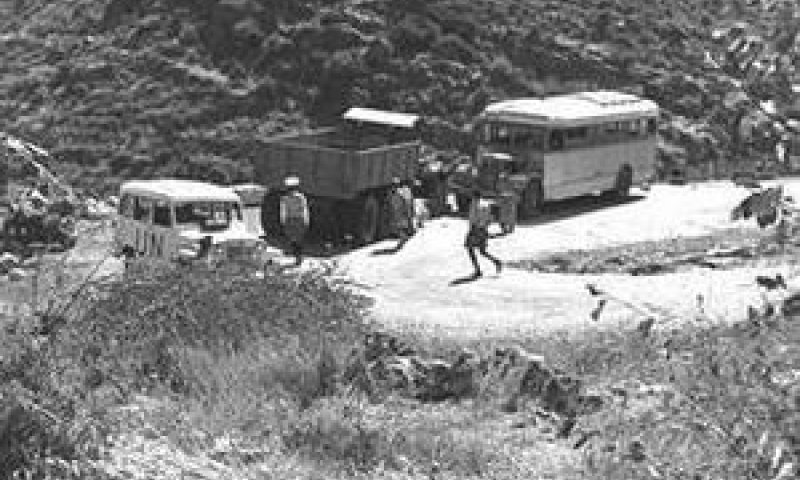 האוטובוס והמשאית בזירת הפיגוע [צילום: משה פרידן/לע"מ]