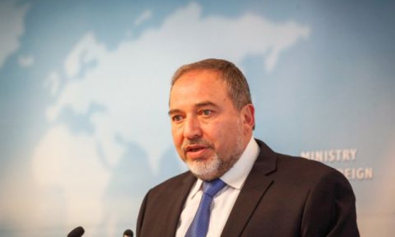 ליברמן. מסרב להתרגש [צילום: פלאש 90]