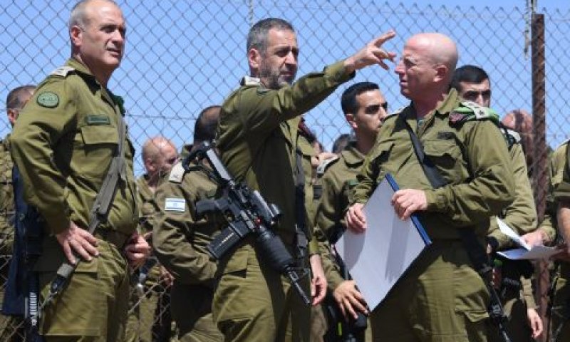 הרמטכ"ל עורך תחקור בזירה [צילום: דובר צה''ל]