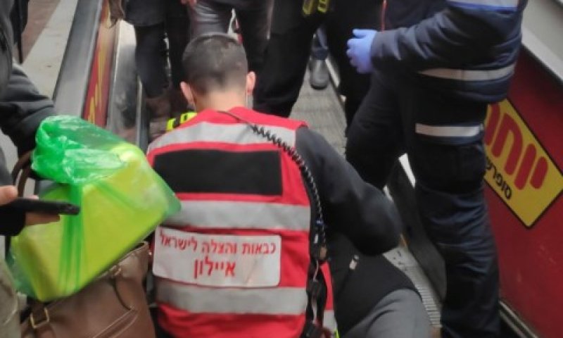 רגעי חילוץ האישה מהמדרגות הנעות, הבוקר [צילום: דוברות כיבוי והצלה]